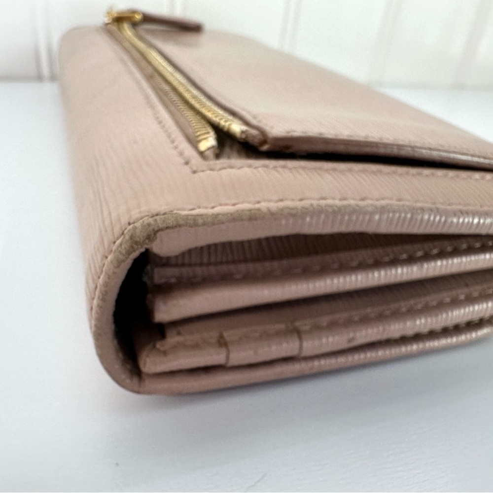 Pre-loved Prada Vitello Move long wallet in the color Cipria with Gold Logo - Picture 2 of 16